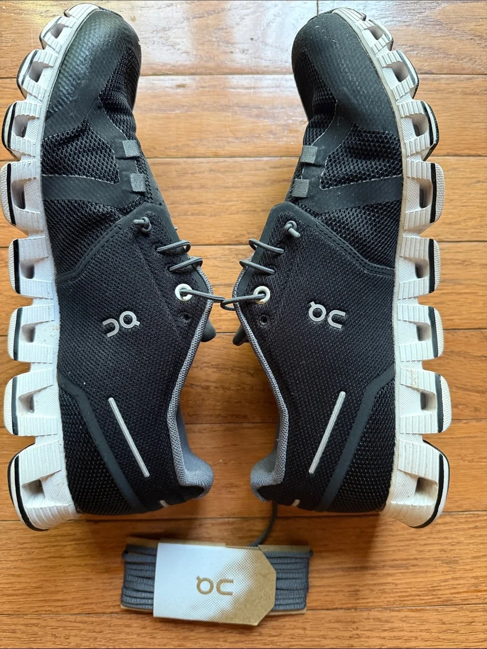 On Running Cloud Women's in Black and White - size 8.5